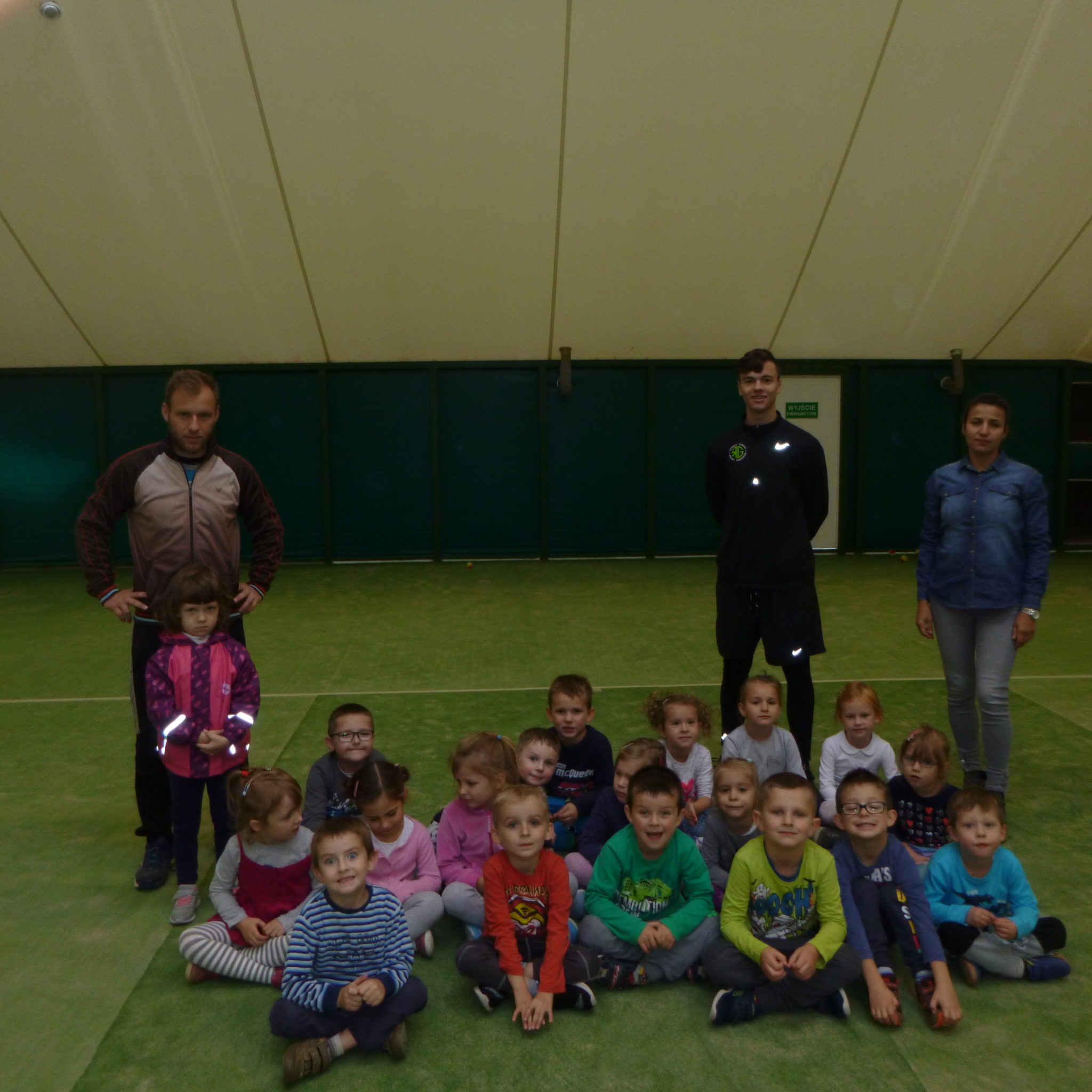 Grupa Smerfy – wycieczka do szkoły gry w tenisa