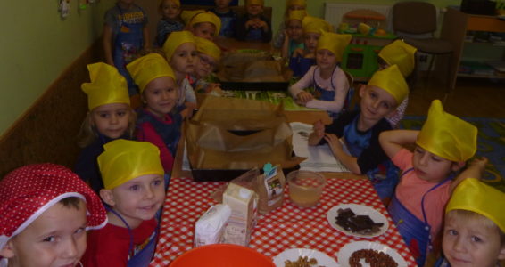 Grupa Smerfy-Pieczemy ciastka w przedszkolu